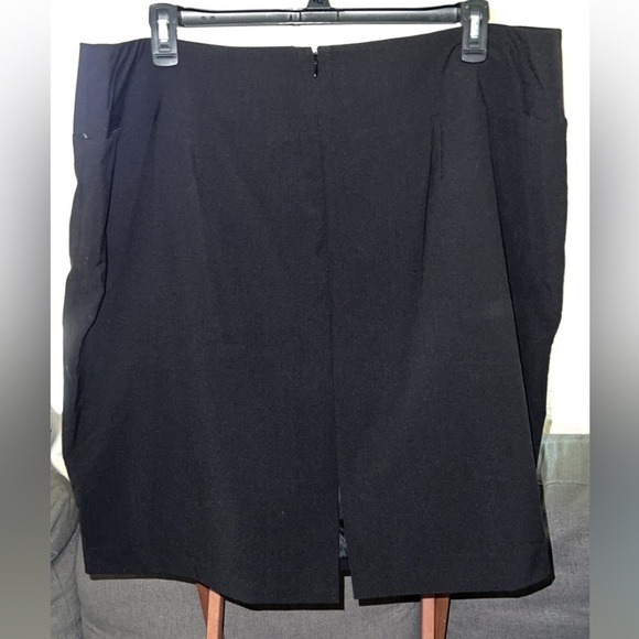 Black plus size skirt - Picture 3 of 4